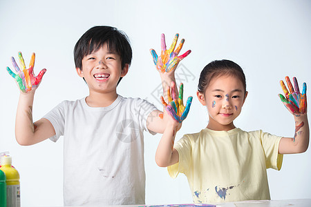 手上涂满颜料的小学生图片