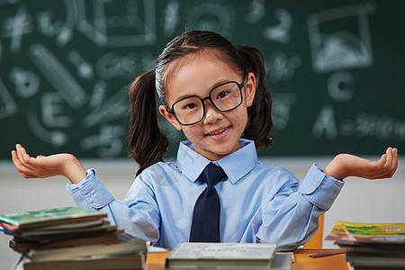 戴眼镜的小学女生图片