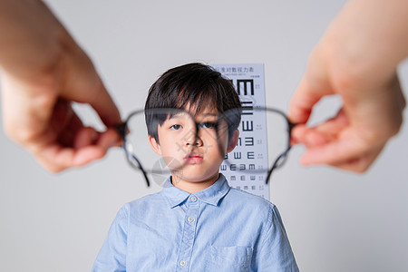 需要佩戴眼镜的小学男生图片