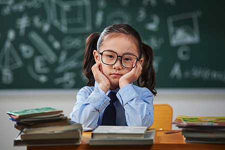 小孩近视戴眼镜的小学女生背景