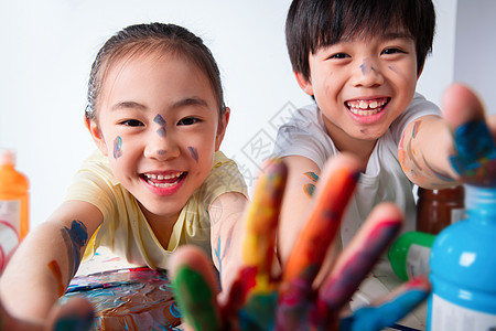 手上涂满颜料的小学生图片