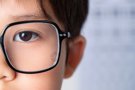 戴眼镜的小学男生图片