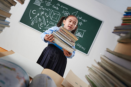 搬书的女生搬着沉重课本的小学女生背景