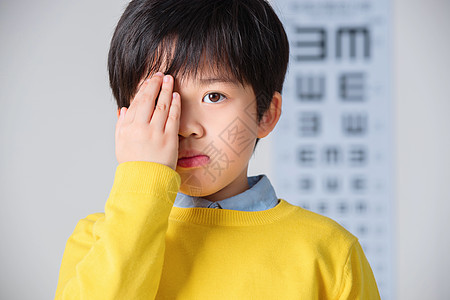小学男生测视力高清图片