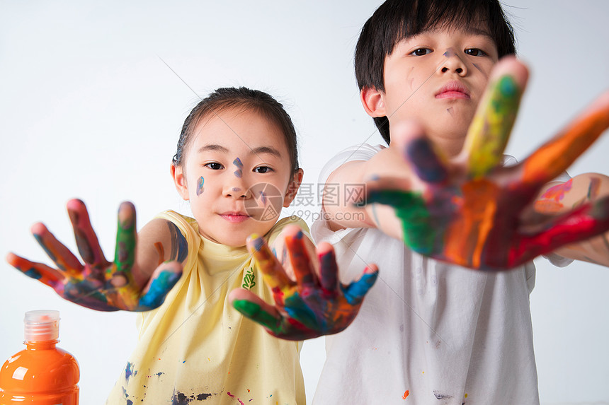 手上涂满颜料的小学生图片