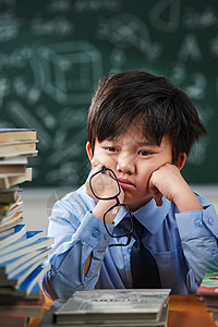 苦恼的小学生图片