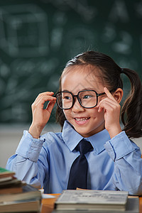 预防近视戴眼镜的小学女生背景