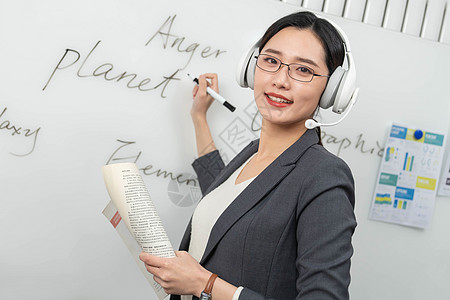 直播上网课的青年女教师高清图片