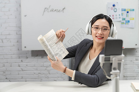 直播上网课的青年女教师图片