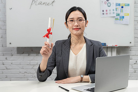 商务女士拿着喜报背景图片