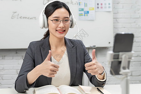 直播上网课的青年女教师图片