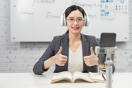 笔科技直播上网课的青年女教师背景