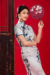 中式扇子穿旗袍的青年女人背景