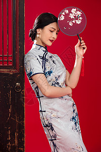 中式扇子穿旗袍的青年女人拿着扇子背景