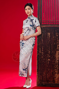 中式门穿旗袍的青年女人背景