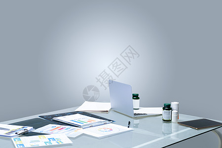 摄影灯办公桌上的办公用品和笔记本电脑背景