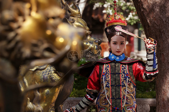 身穿清宫服的青年女人图片