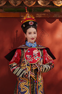 创意北京身穿清宫服的青年女人背景