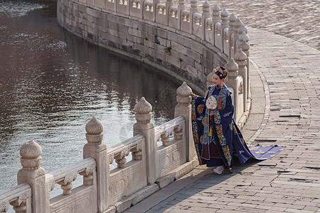 中国故宫站在护城河边的古装美女背景