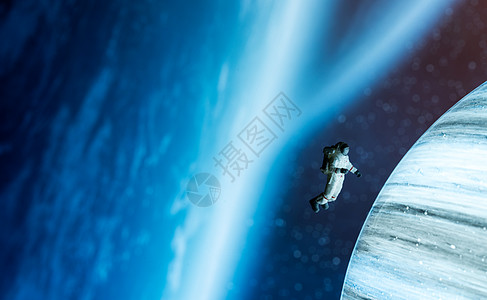 宇航员遨游外太空图片