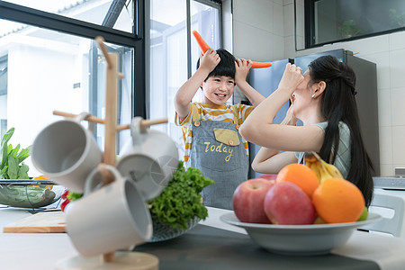 母子在厨房做饭在厨房里做饭的快乐母子背景