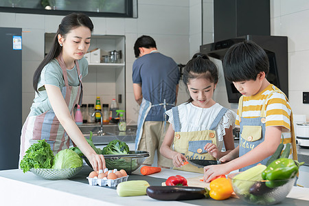 妈妈和女儿做饭年轻父母教孩子学做饭背景