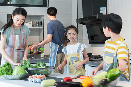 年轻父母教孩子学做饭图片