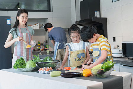 年轻父母教孩子学做饭图片