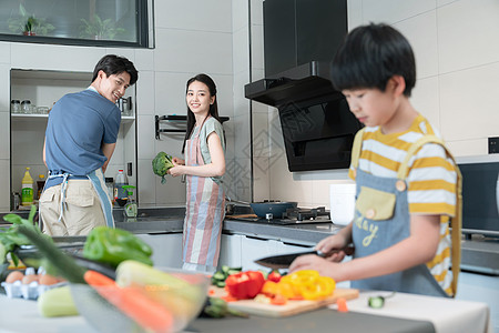 年轻父母教儿子学做饭图片