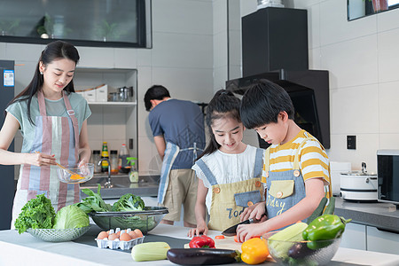 年轻父母教孩子学做饭图片