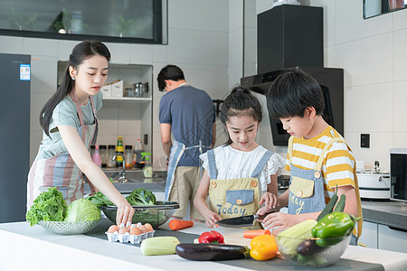 年轻父母教孩子学做饭图片