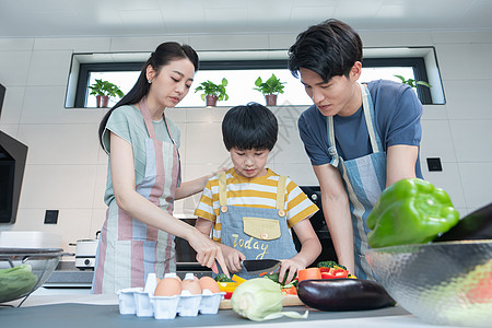 初中学年轻父母教儿子学做饭背景