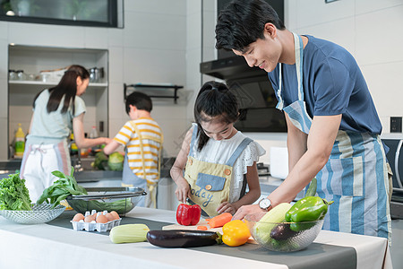 年轻父母教孩子学做饭图片