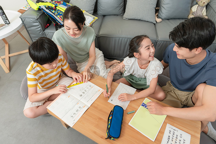 年轻父母辅导孩子做作业图片