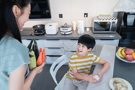 年轻妈妈给孩子做早餐图片