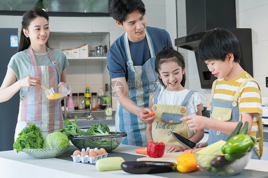 年轻父母教孩子学做饭图片