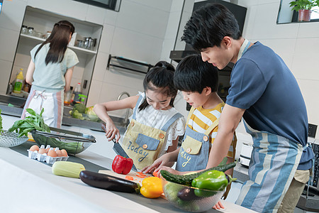 年轻父母教孩子学做饭图片