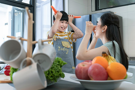 母子在厨房做饭在厨房里做饭的快乐母子背景