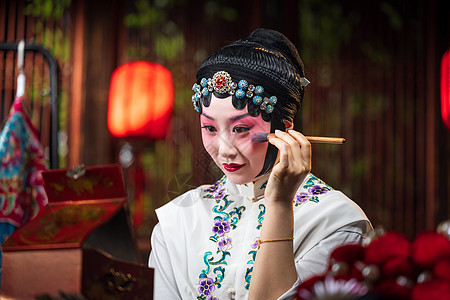 刚古纸京剧女演员对着镜子化妆背景