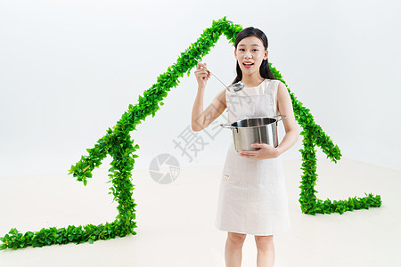 绿色房子下的家庭煮妇图片
