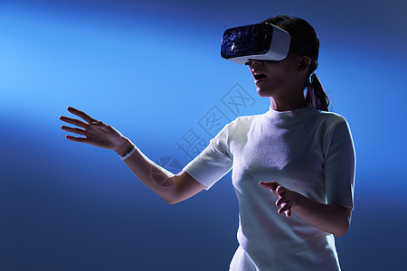 科技手掌戴VR眼镜的商务女士背景