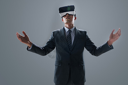 戴VR眼镜的商务男士图片
