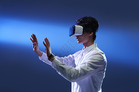 戴VR眼镜的商务男士图片