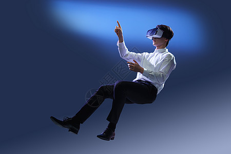 VR飞行戴VR眼镜的商务男士背景