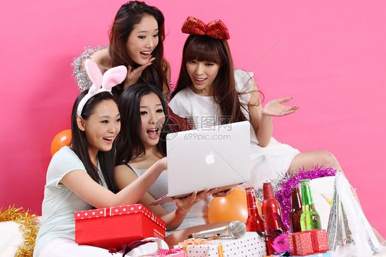 四个青年女人看电脑图片