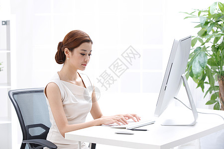 青年商务女士用电脑图片
