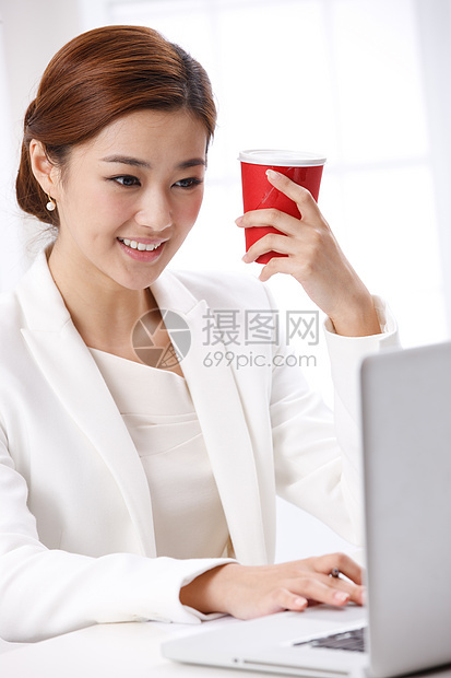 青年商务女士用电脑图片
