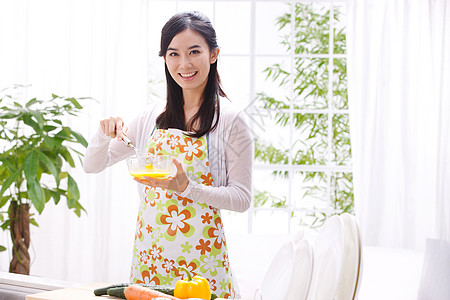 蔬菜大棚年轻女人在厨房做饭背景