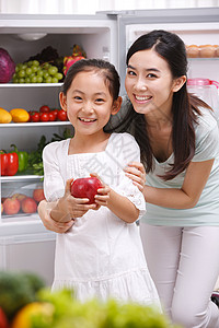 年轻女人和孩子在厨房图片