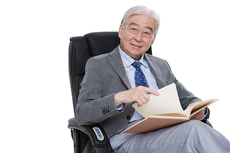 幸福老年人老年人拿着笔记本坐在椅子上背景